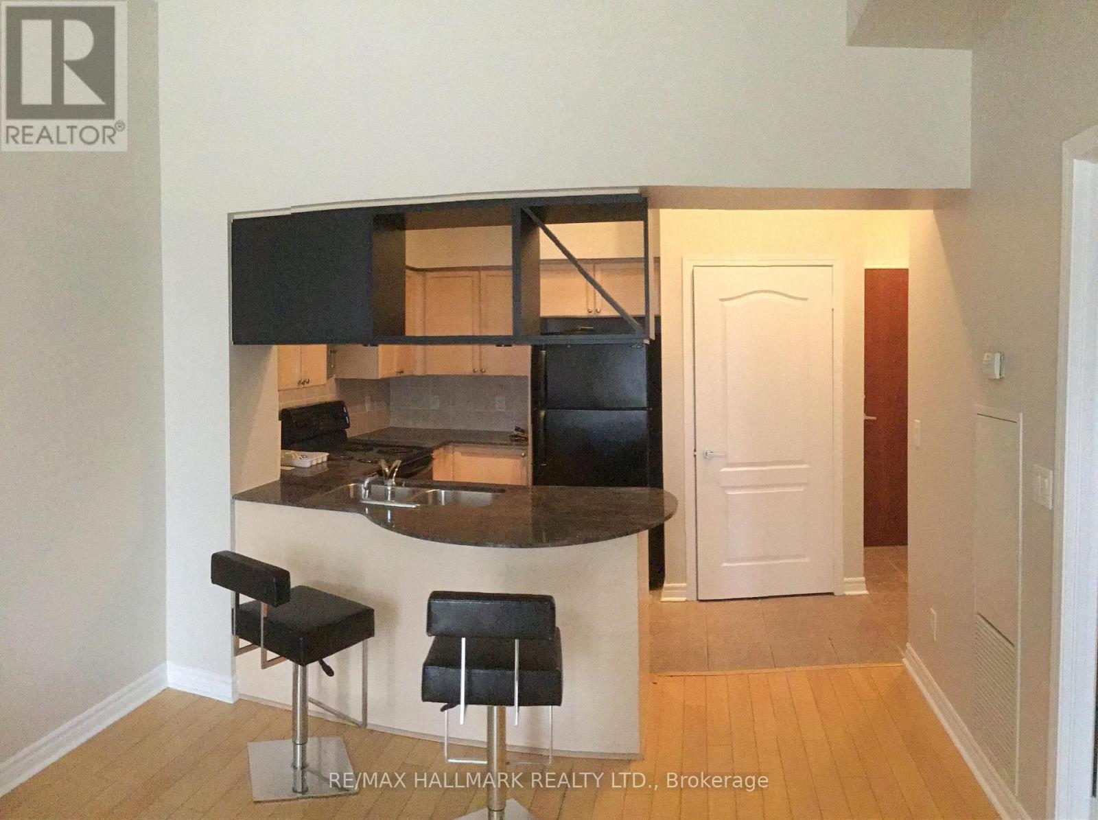 Apartment at 318 - 320 CITY CENTRE DRIVE, Mississauga (City Centre)