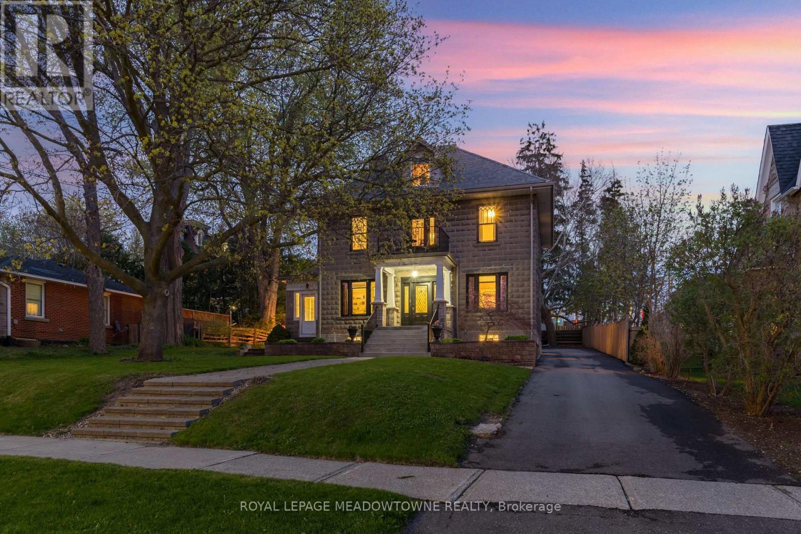 Detached at 8 QUEEN STREET, Halton Hills (Georgetown)