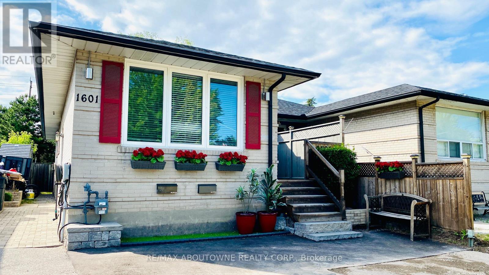 Semi-Detached/Link at 1601 SANDGATE CRESCENT, Mississauga (Clarkson)