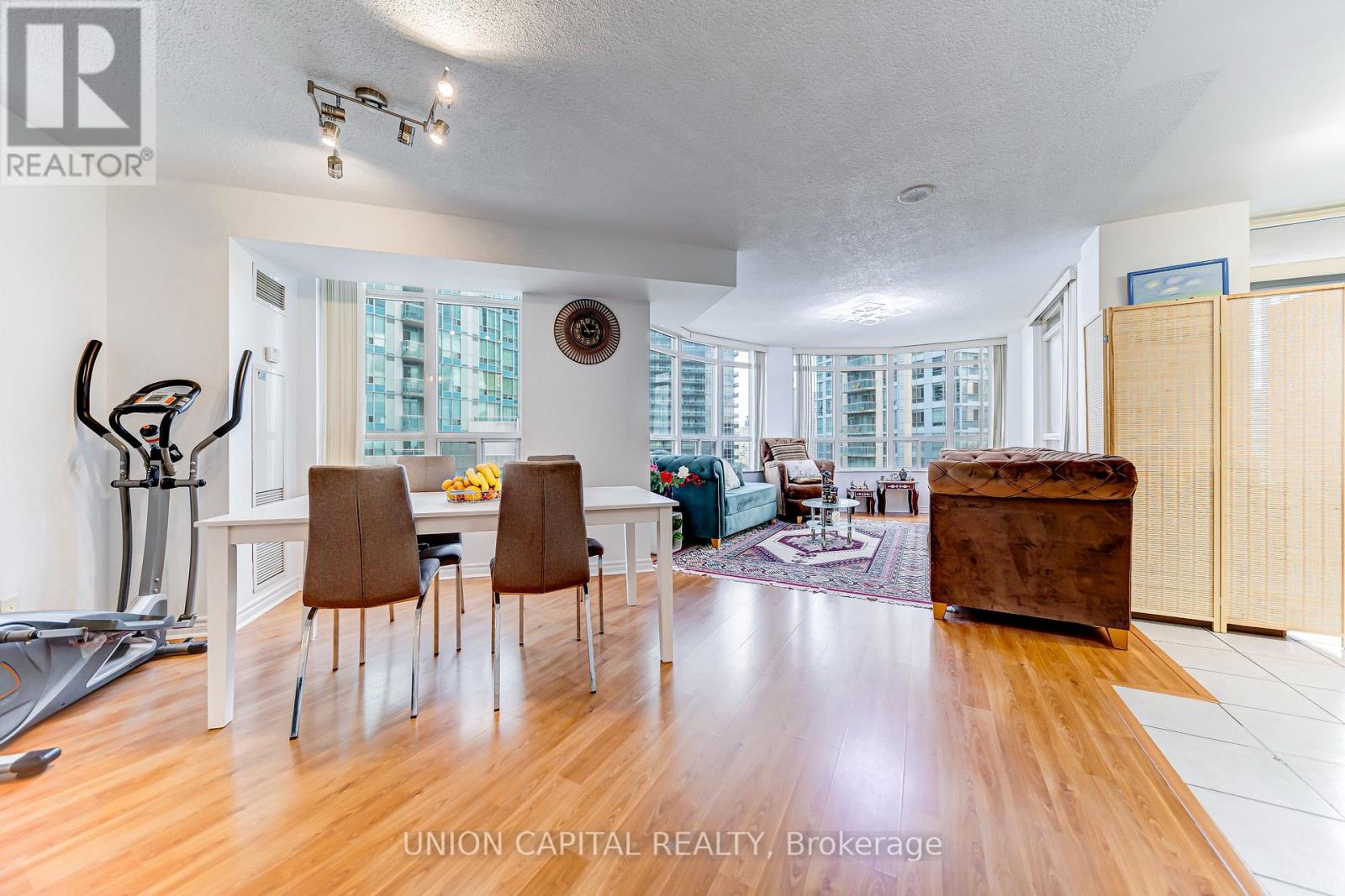 Apartment at 1225 - 3888 DUKE OF YORK BOULEVARD, Mississauga (City Centre)