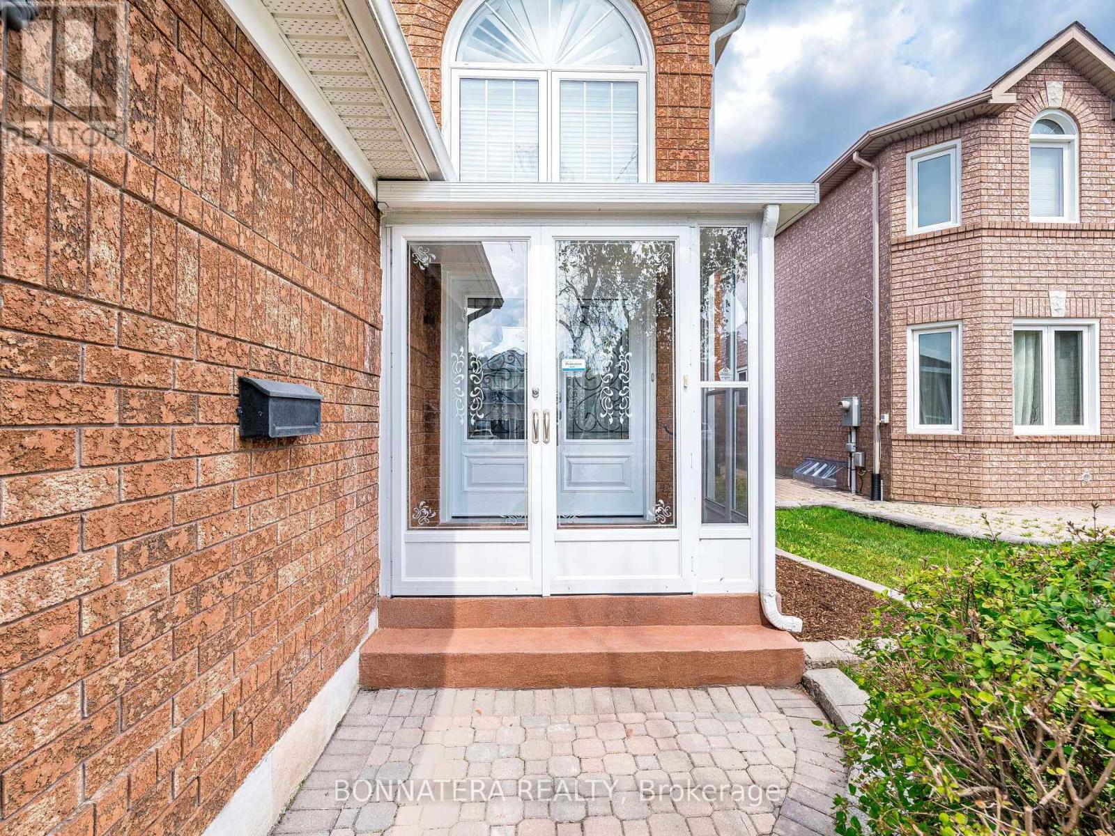 Detached at 5471 WHITEHORN AVENUE, Mississauga (East Credit)