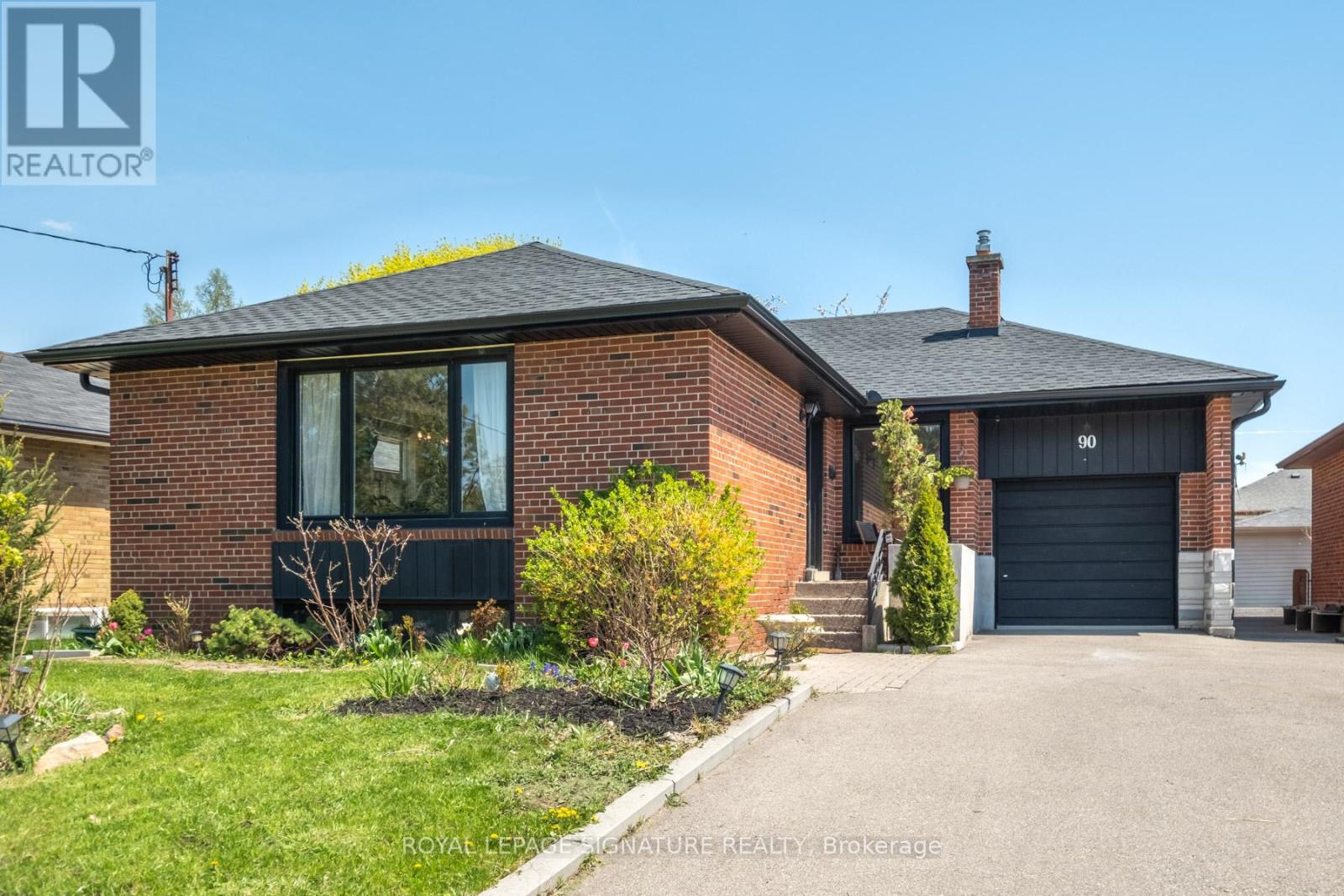 Detached at 90 WHITBURN CRESCENT, Toronto (Downsview-Roding-CFB)