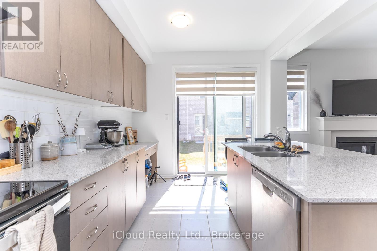 Townhouse at 302 CALLA POINT, Milton