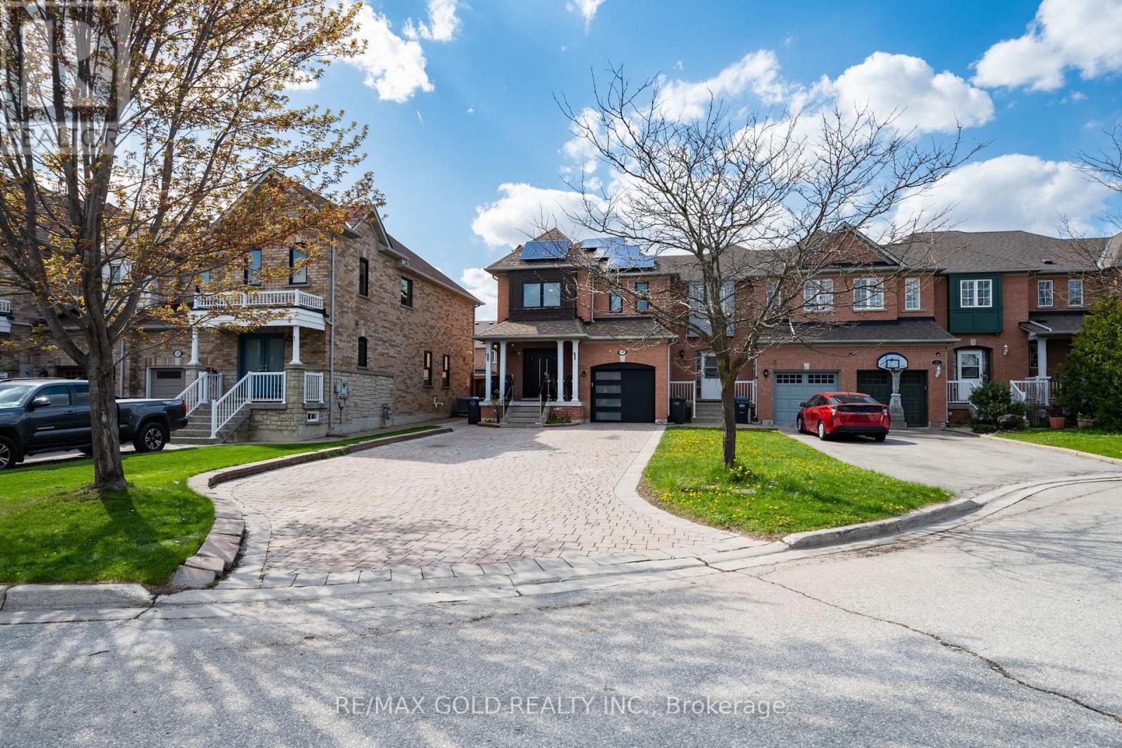 Townhouse at 19 SPRING VALLEY COURT, Brampton
