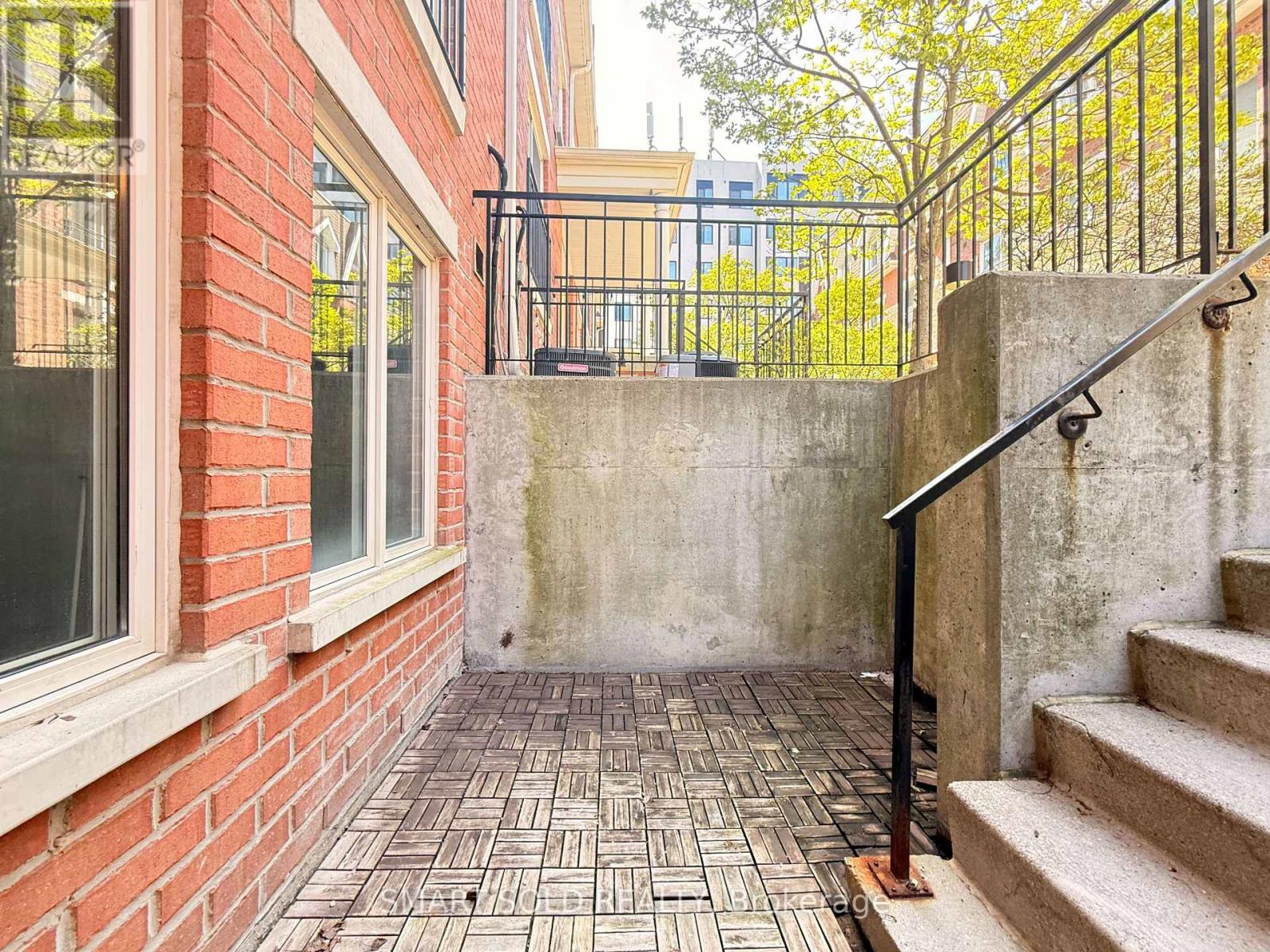 Townhouse at 725 - 10 LAIDLAW STREET, Toronto