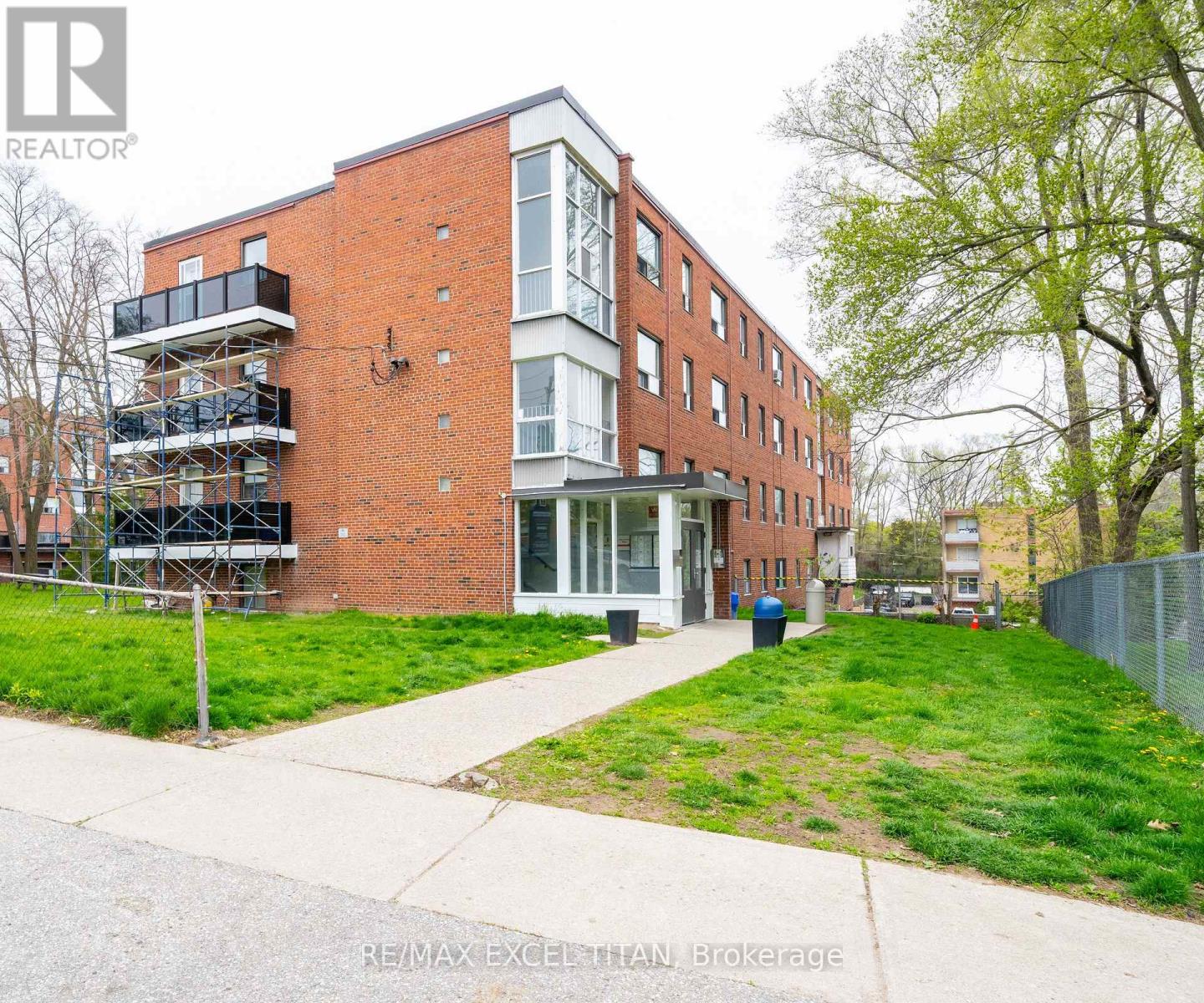 Apartment at 106 - 4 HILL HEIGHTS ROAD, Toronto (Stonegate-Queensway)