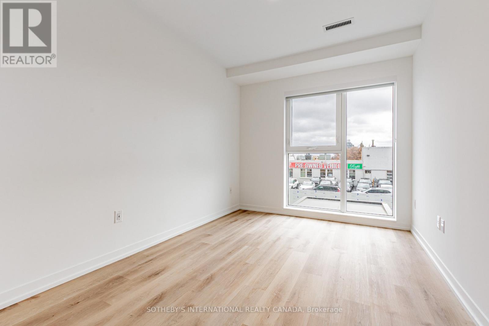 Apartment at 104 - 31 YORK GARDEN WAY, Toronto
