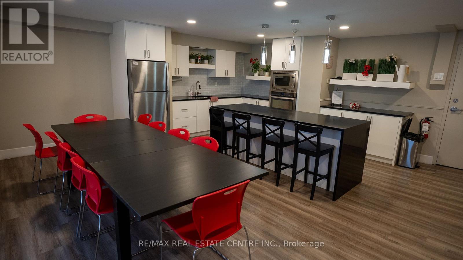 Apartment at 704 - 1100 CAVEN STREET, Mississauga