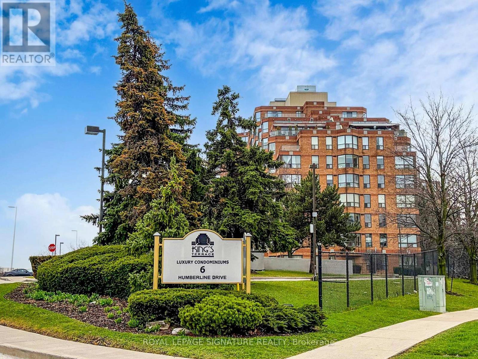 Apartment at 303 - 6 HUMBERLINE DRIVE, Toronto (West Humber-Clairville)