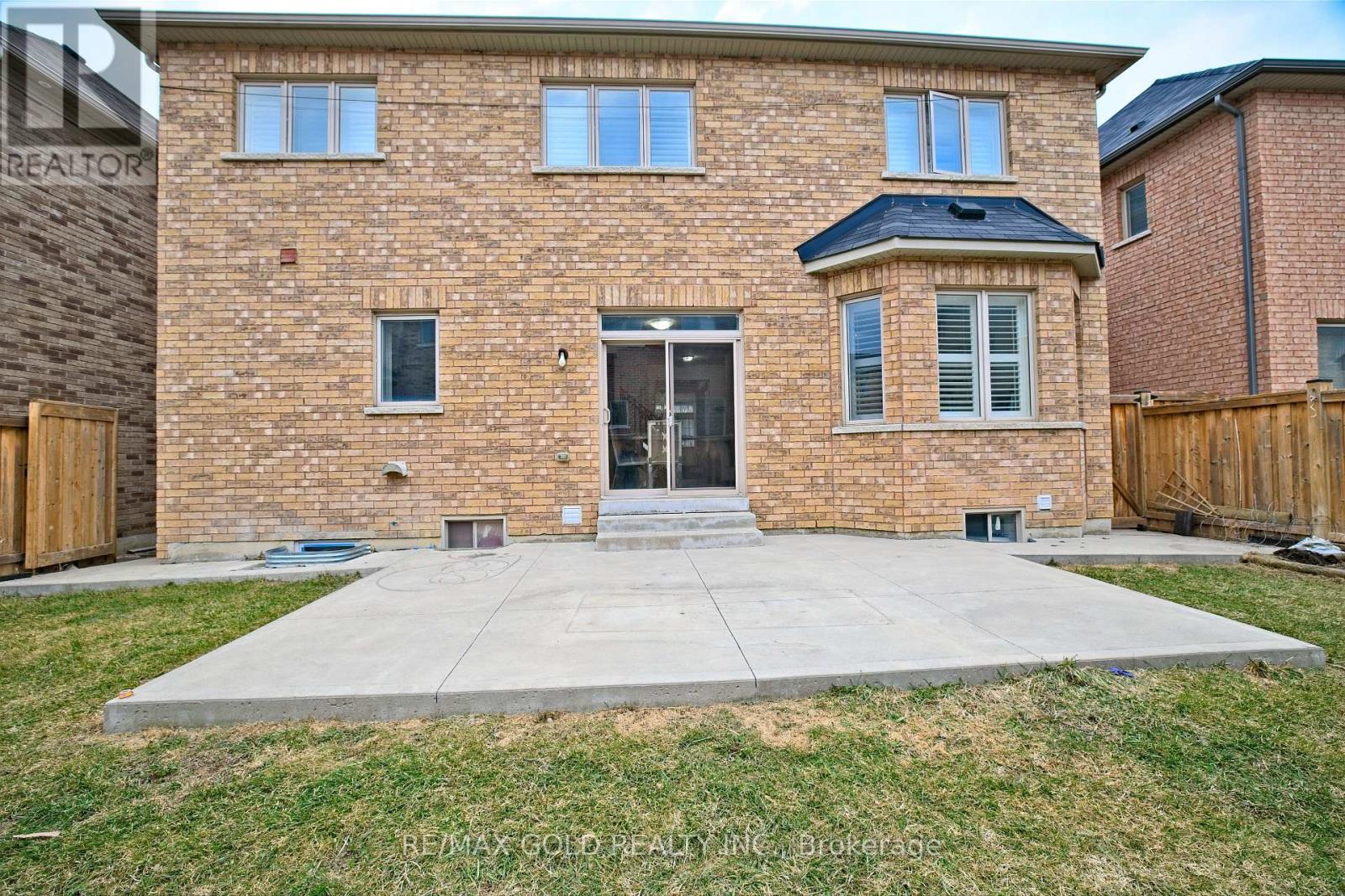 Detached at 10 DOPP CRESCENT, Brampton