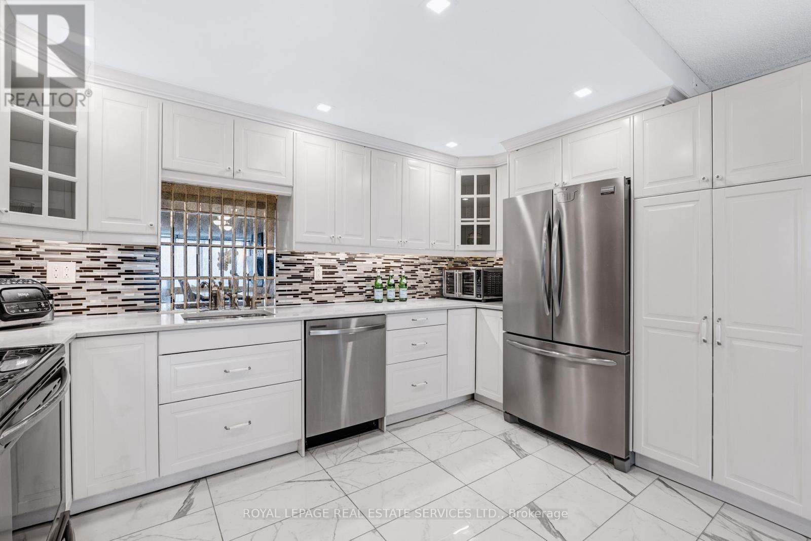 Apartment at 605 - 20 SPEERS ROAD, Oakville