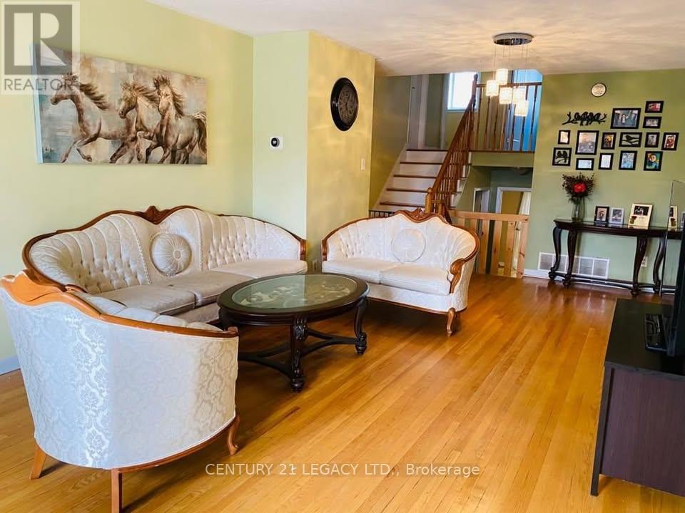 Semi-Detached/Link at 130 SURBRAY GROVE S, Mississauga