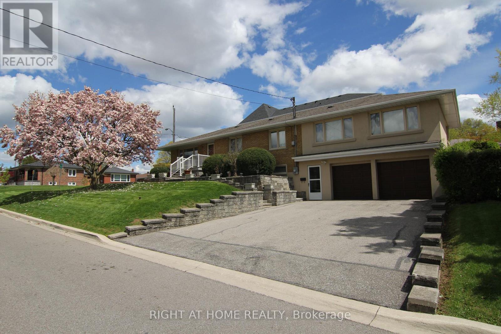 Detached at 2 MANRESA LANE, Toronto (Maple Leaf)