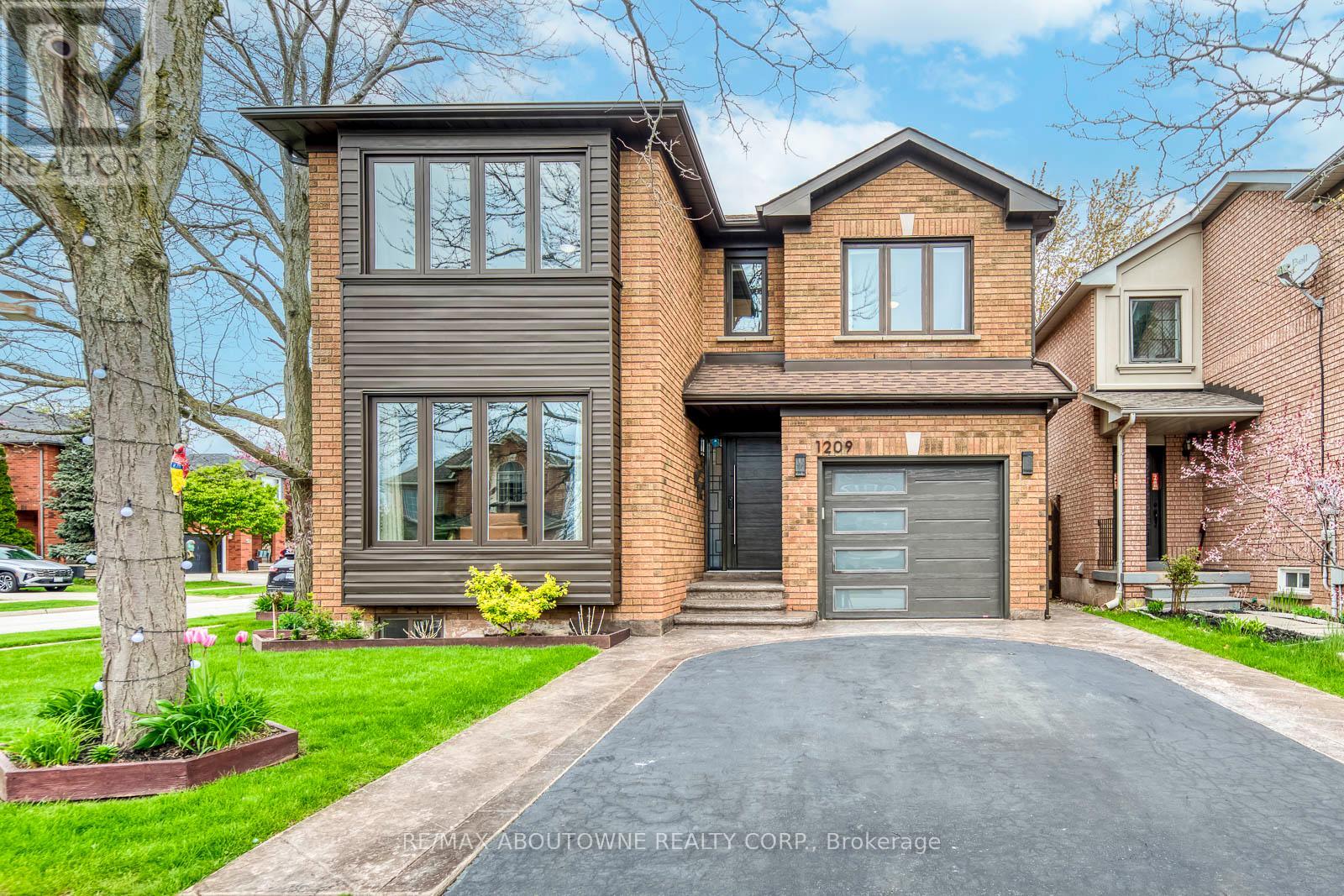 Detached at 1209 OLD OAK DRIVE, Oakville (WT West Oak Trails)