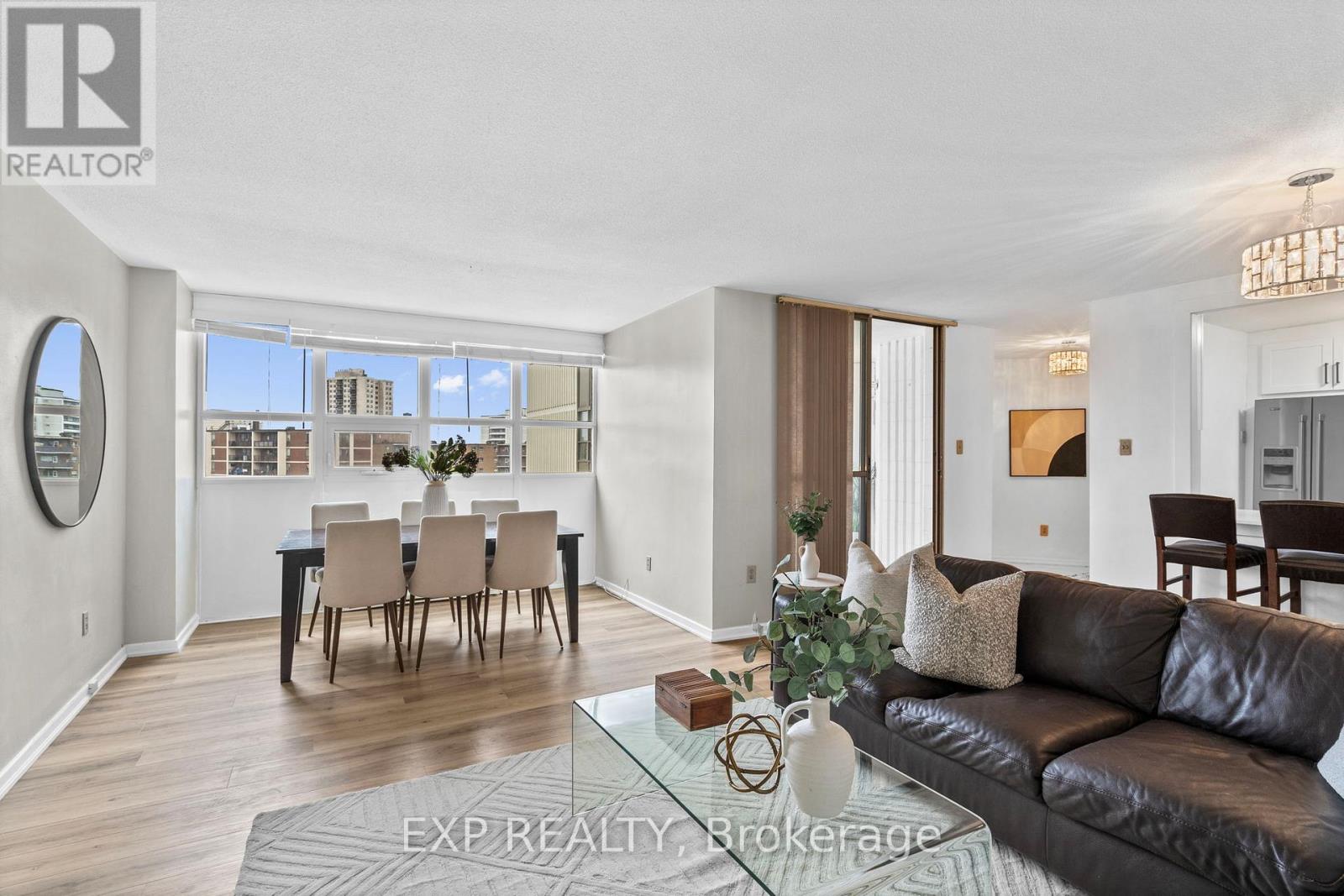 Apartment at 905 - 2323 CONFEDERATION PARKWAY, Mississauga
