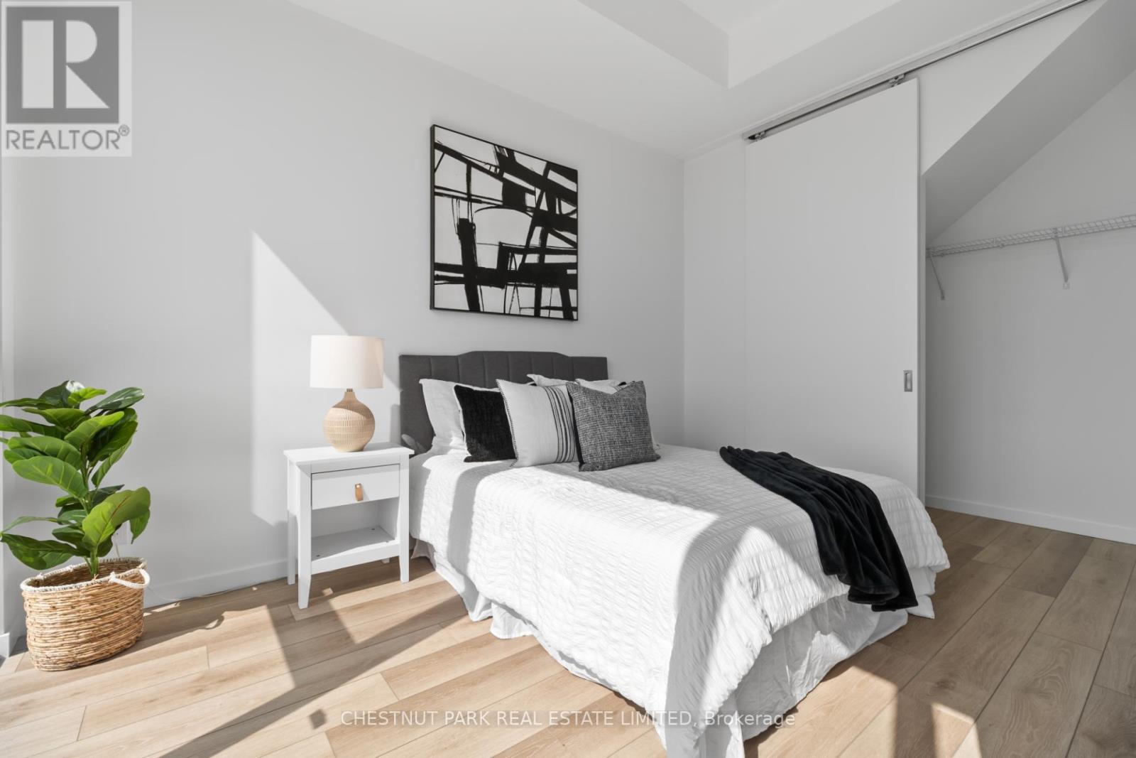 Apartment at 813 - 7 SMITH CRESCENT, Toronto