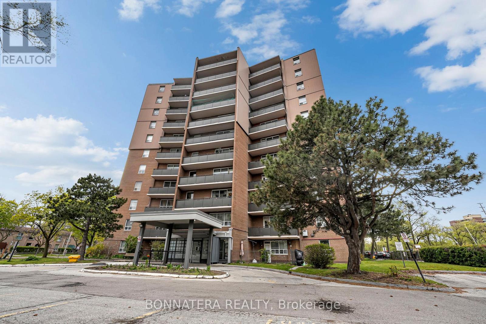 Apartment at 905 - 3065 QUEEN FREDERICA DRIVE, Mississauga (Applewood)