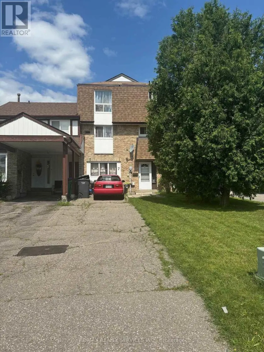 Townhouse at 7 FANSHAWE DRIVE, Brampton