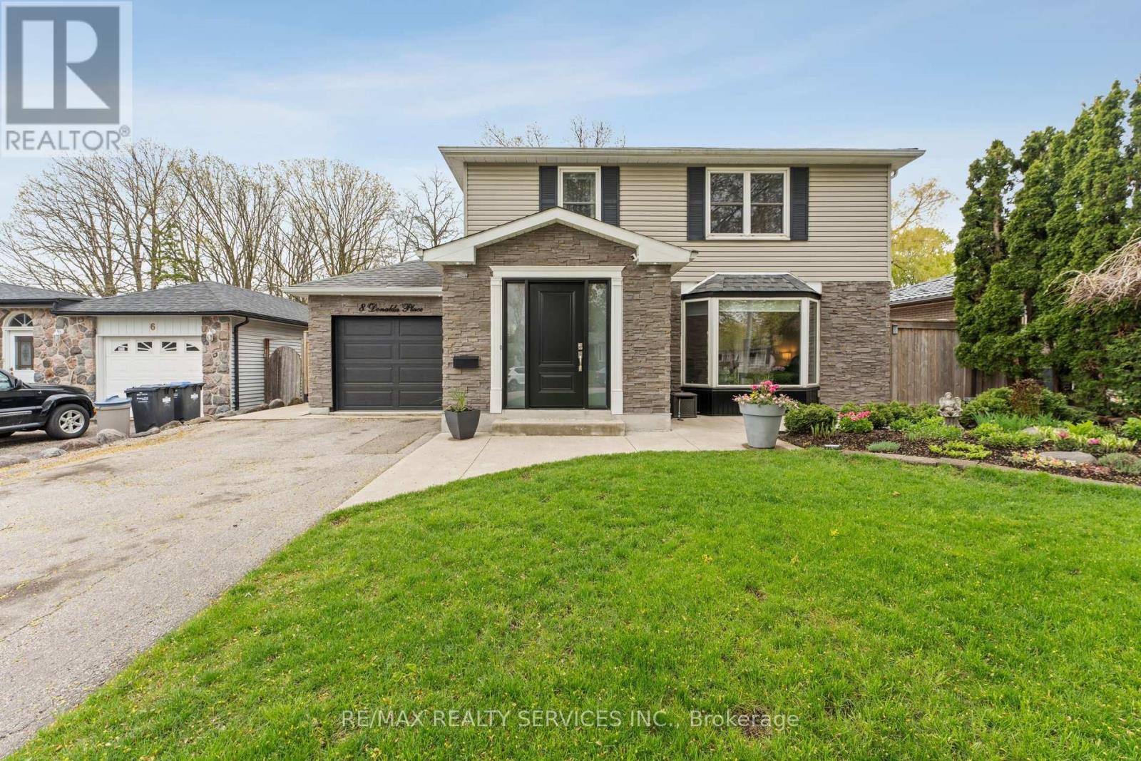 Detached at 8 Donalda Pl,
