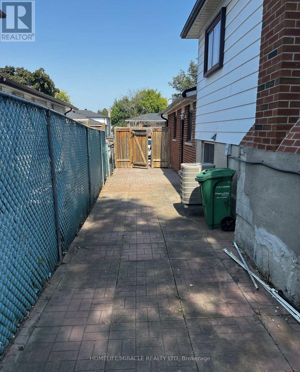 Semi-Detached/Link at 3453 OAKGLADE CRESCENT, Mississauga