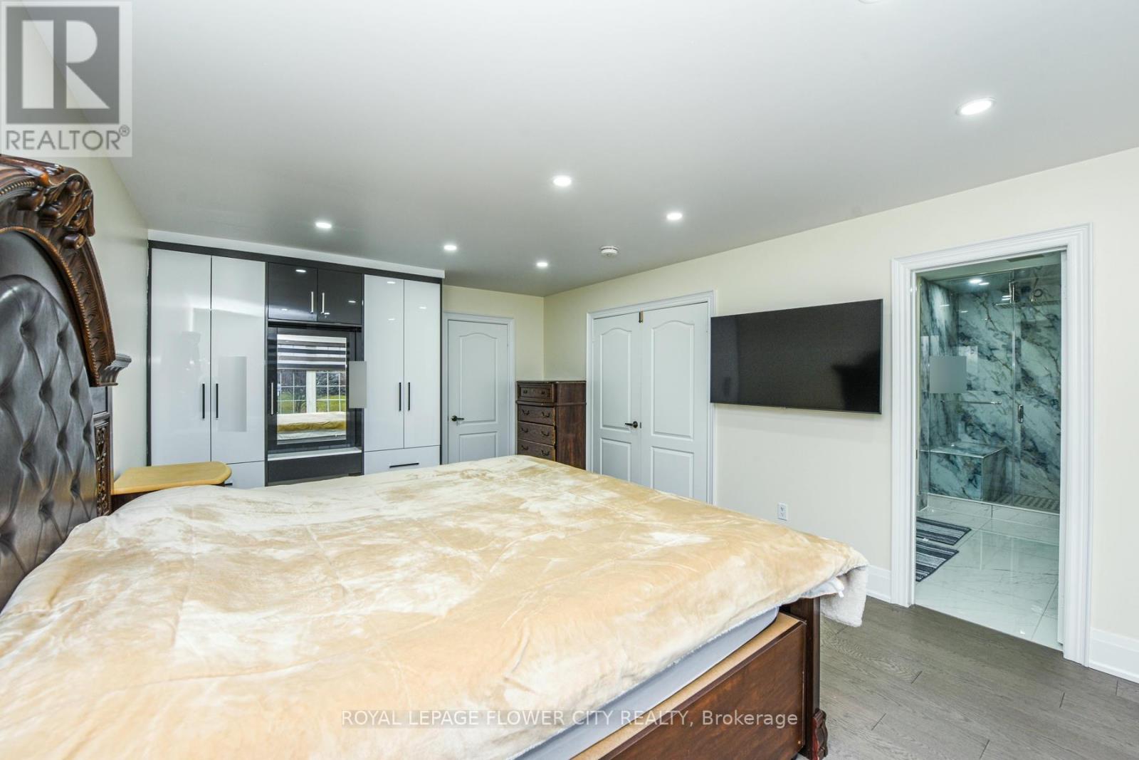 Detached at 22 WINTERSNOW COURT, Brampton