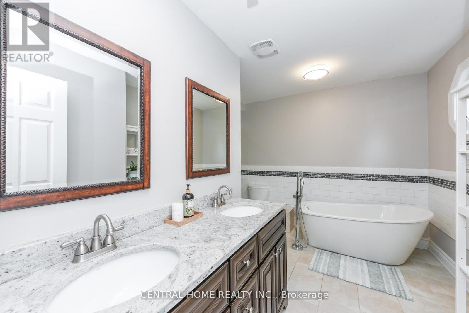 Detached at 4 ROBALDON ROAD, Toronto