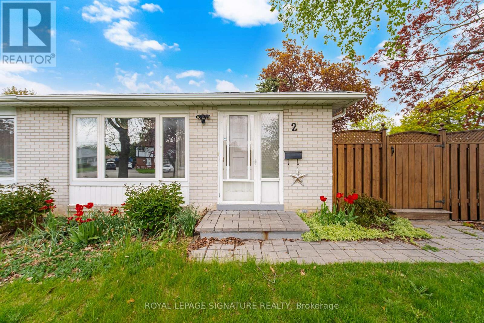 Semi-Detached/Link at 2 LAMBTON COURT, Brampton (Madoc)
