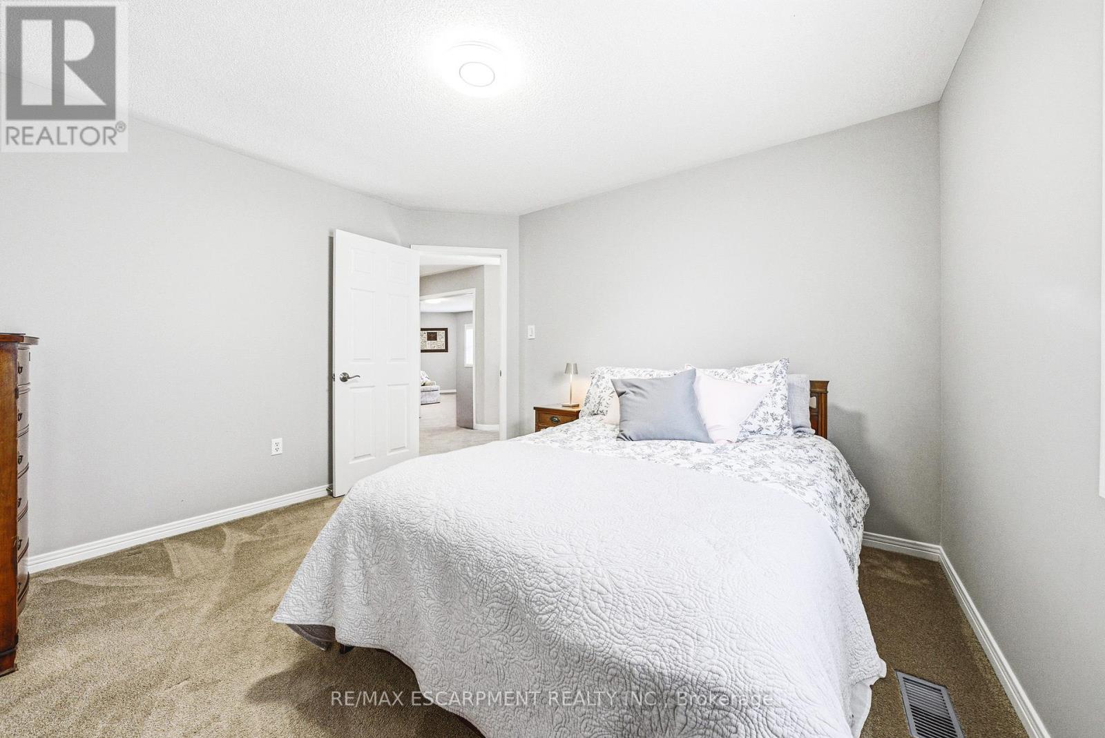 Detached at 2162 COUNTRY CLUB DRIVE, Burlington