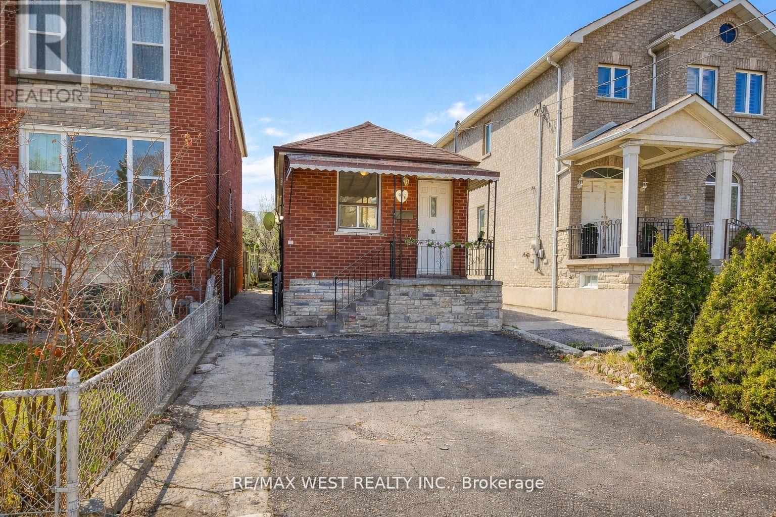 Detached at 538 MCROBERTS AVENUE, Toronto (Caledonia-Fairbank)