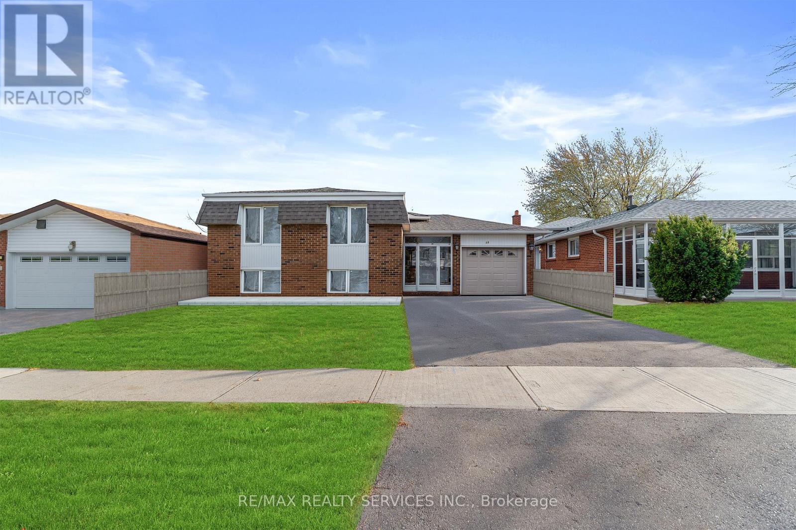 Detached at 13 LINKDALE ROAD, Brampton (Brampton North)