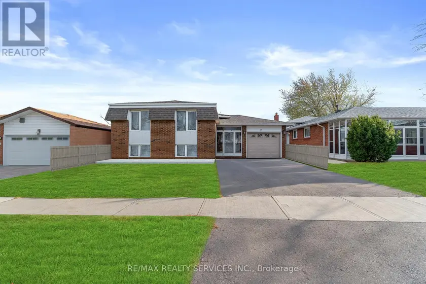 Detached at 13 LINKDALE ROAD, Brampton