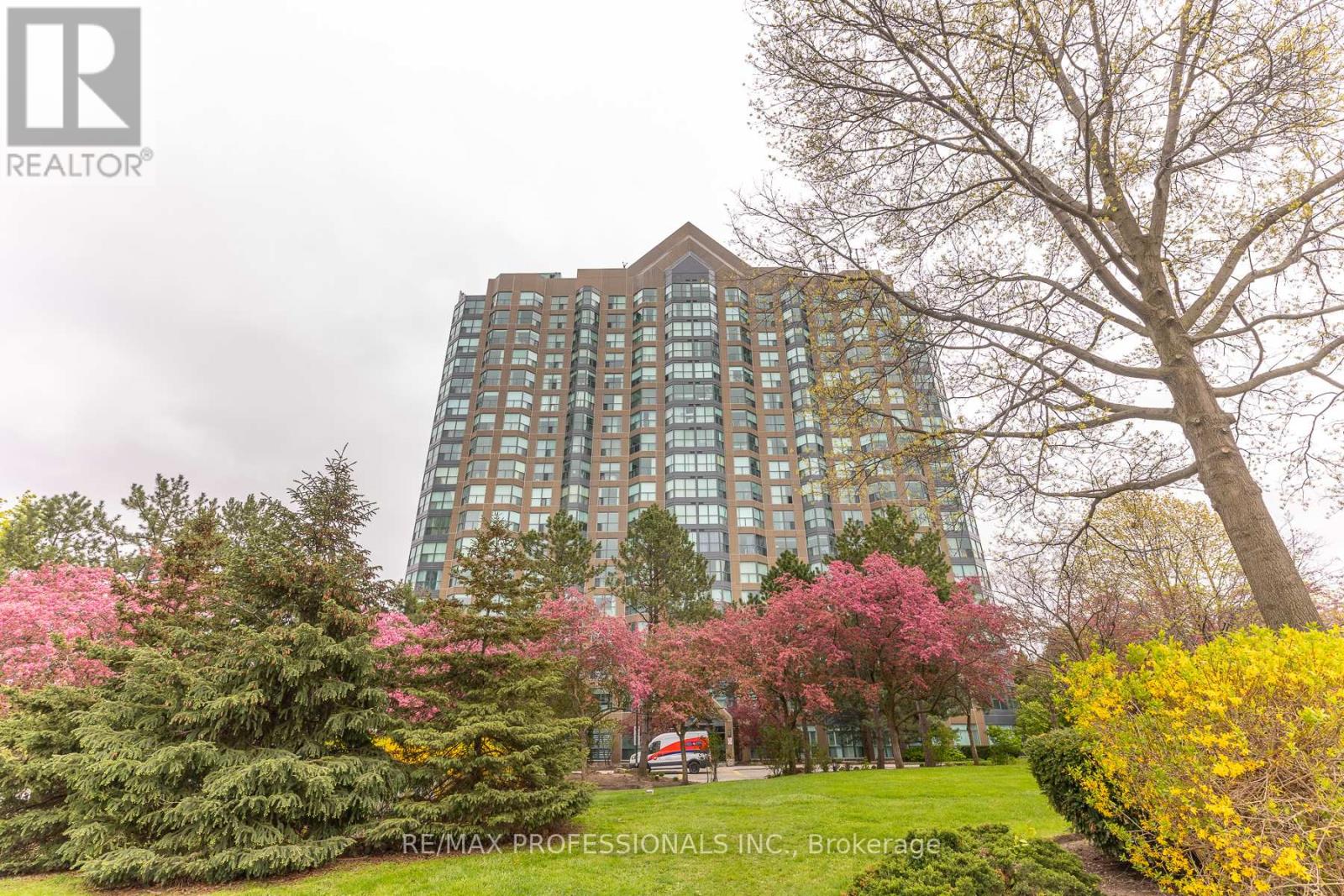 Apartment at 702 - 2177 BURNHAMTHORPE ROAD W, Mississauga (Erin Mills)
