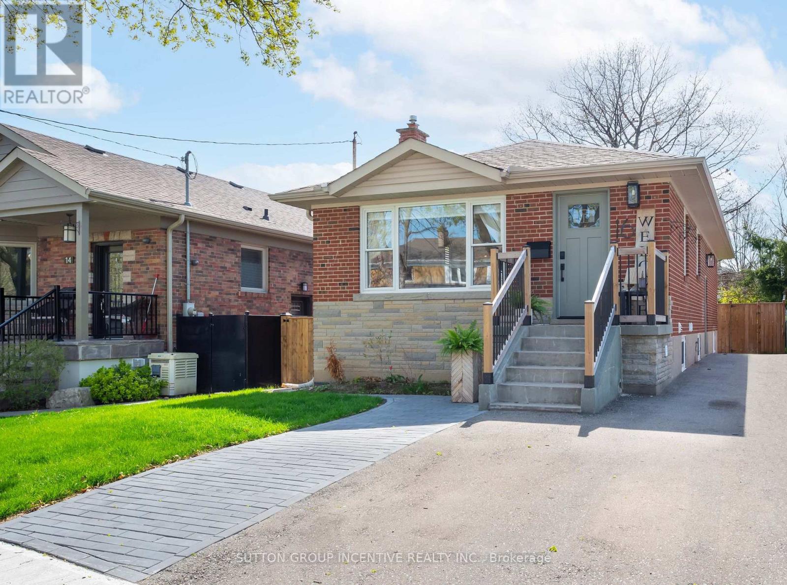 Detached at 16 ROBINDALE AVENUE, Toronto (Alderwood)