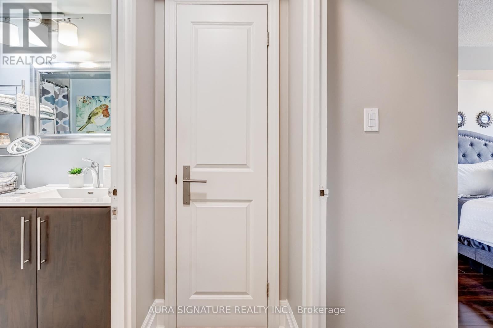 Apartment at 1010 - 3 HICKORY TREE DRIVE, Toronto