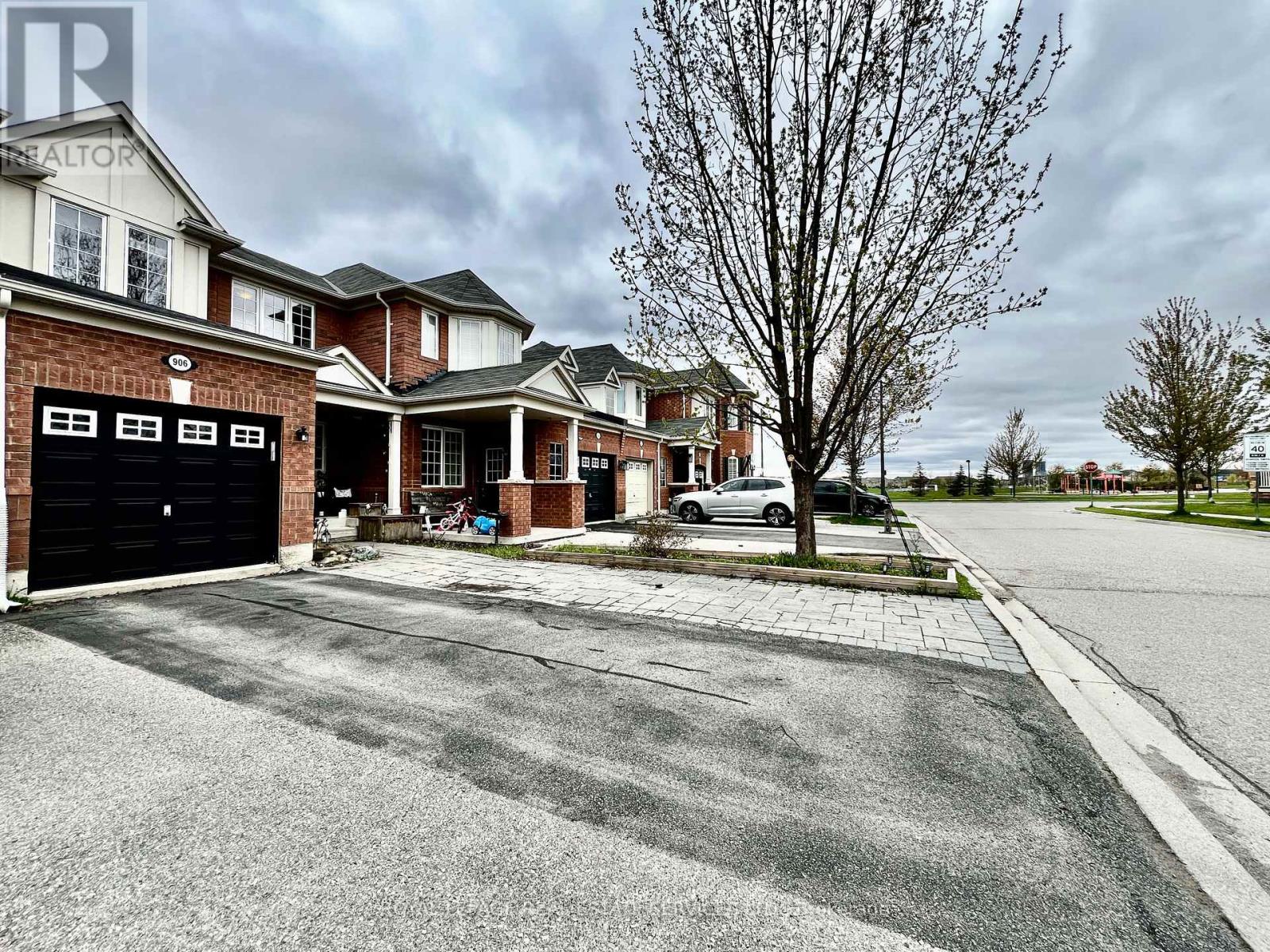 Townhouse at 906 BURROWS GATE, Milton