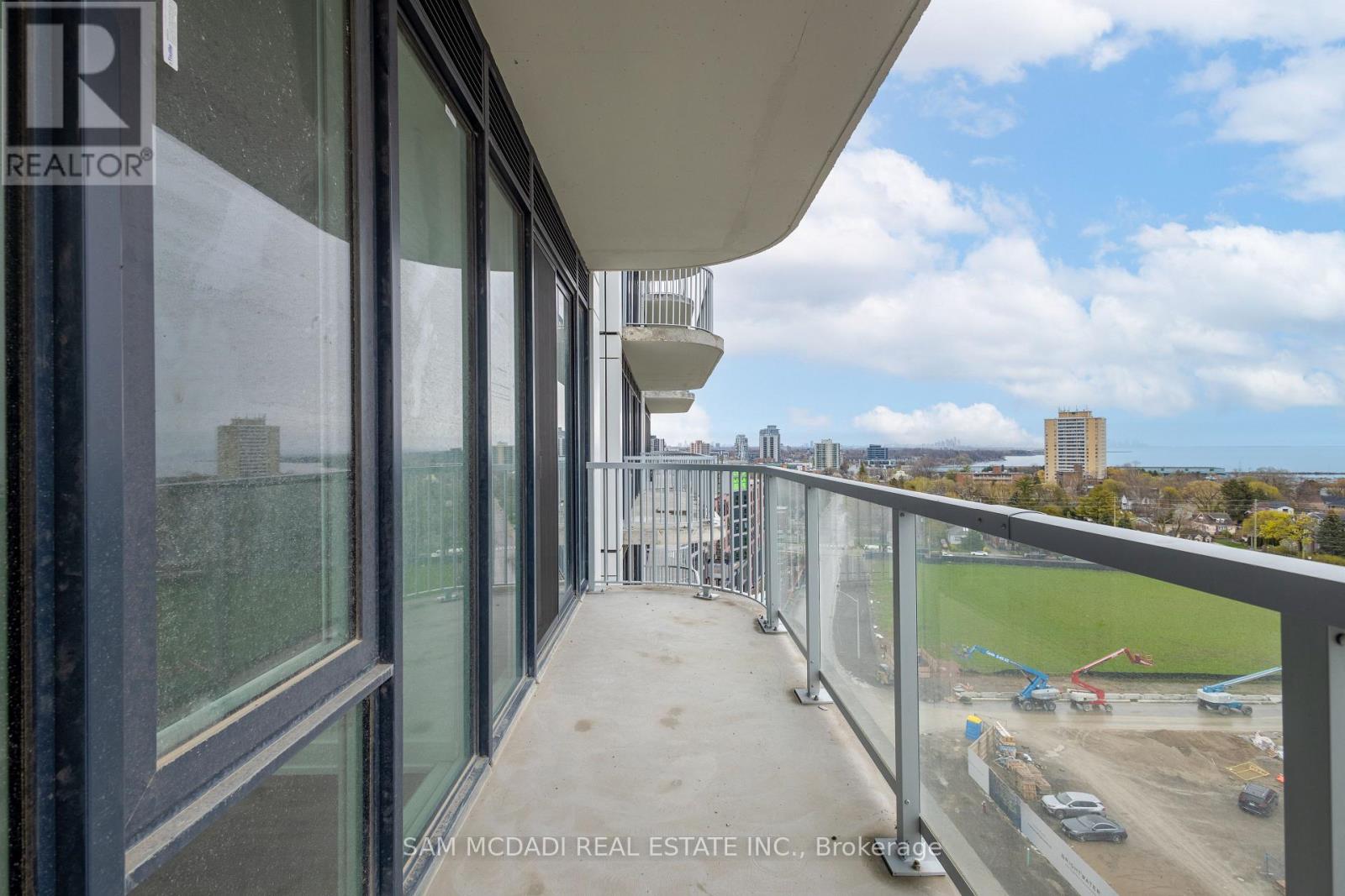 Apartment at 912 - 220 MISSINNIHE WAY, Mississauga