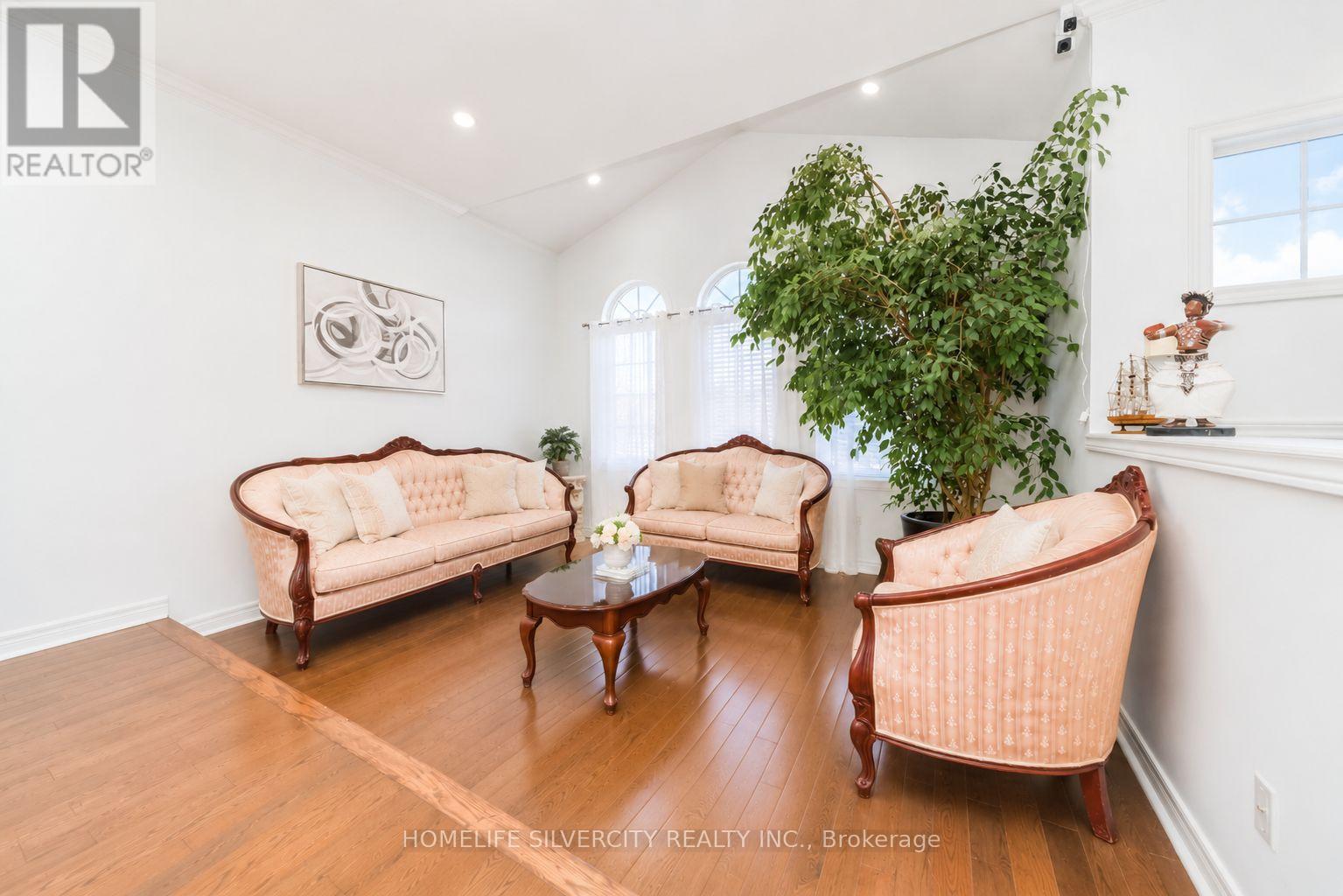 Detached at 61 PINEBROOK CIRCLE, Caledon