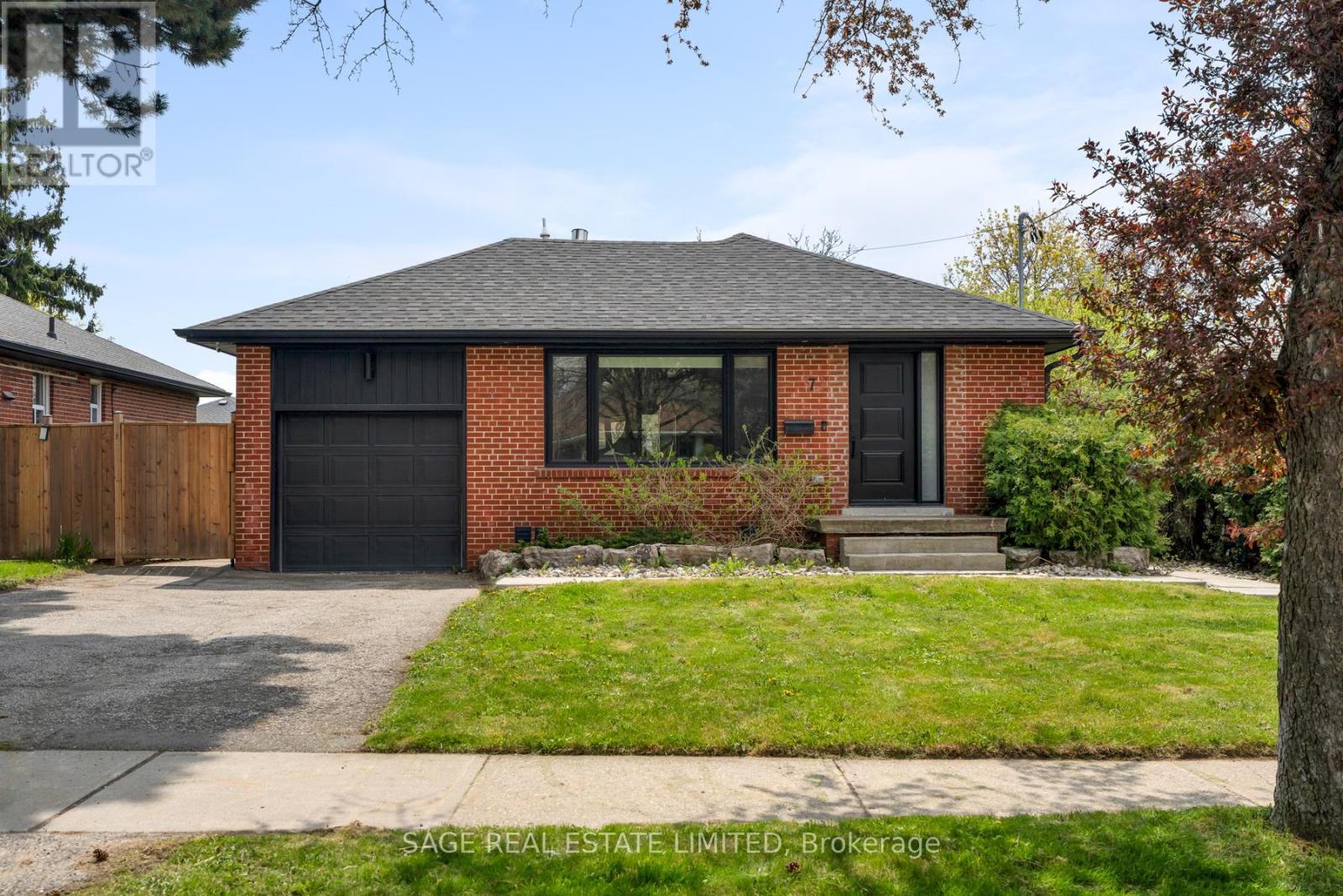 Detached at 7 RATHGAR AVENUE, Toronto (Etobicoke West Mall)