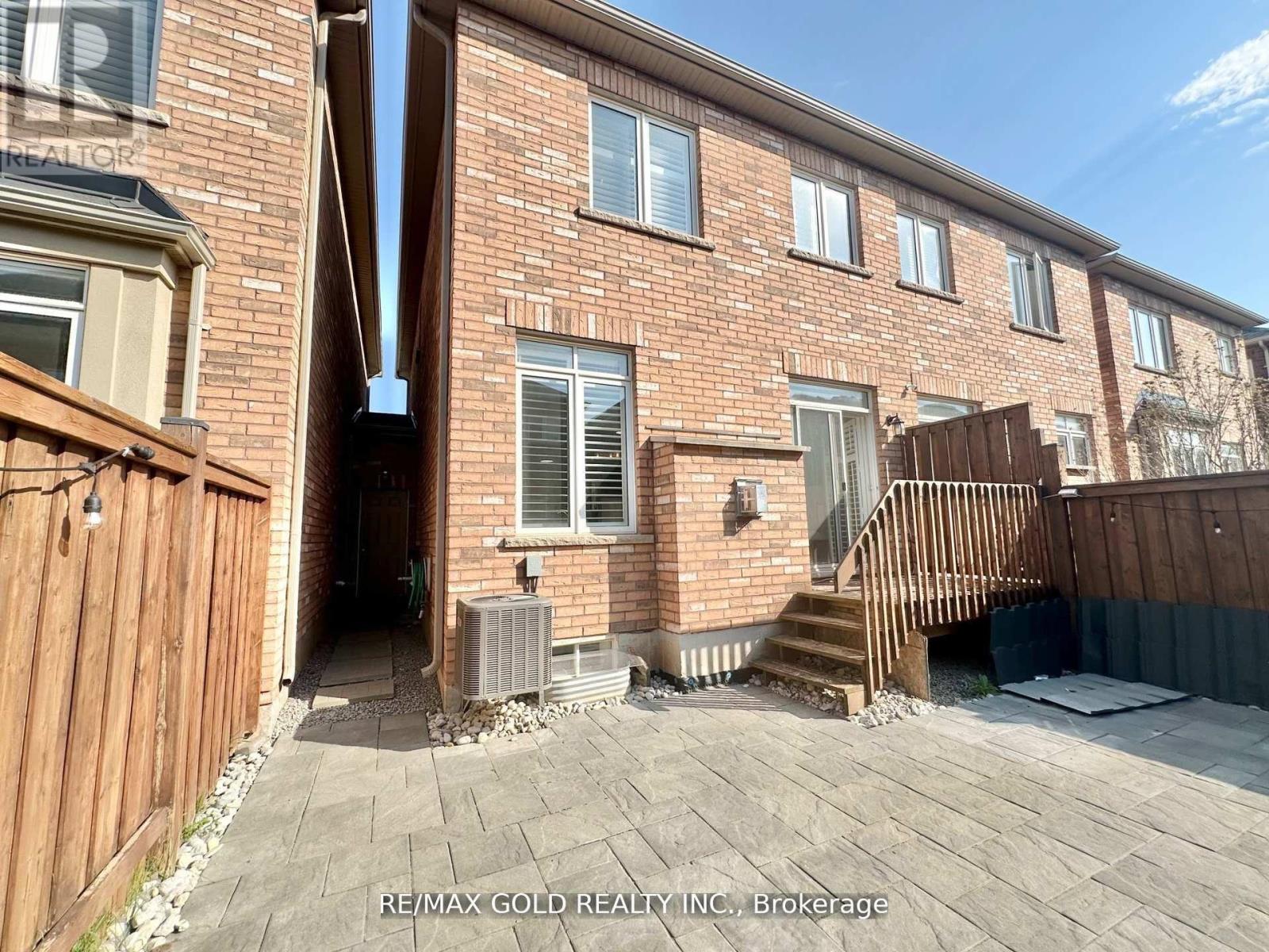 Townhouse at 111 HUGUENOT ROAD, Oakville