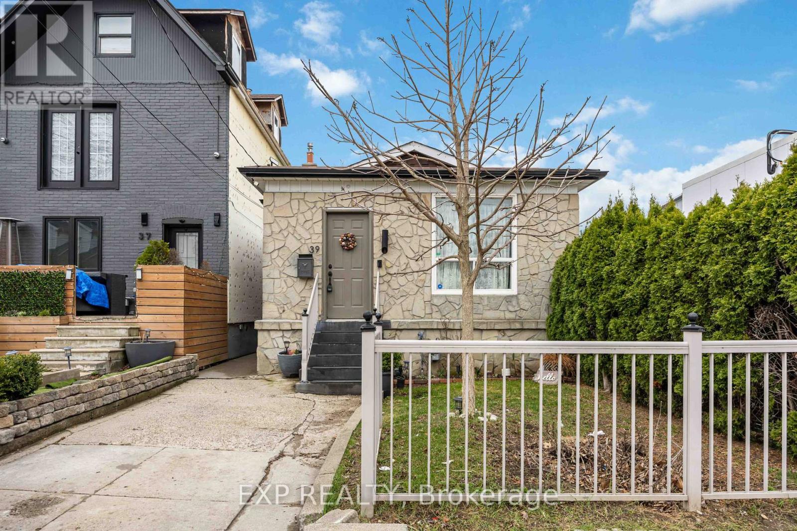 Detached at MAIN - 39 ROWNTREE AVENUE, Toronto (Weston-Pellam Park)