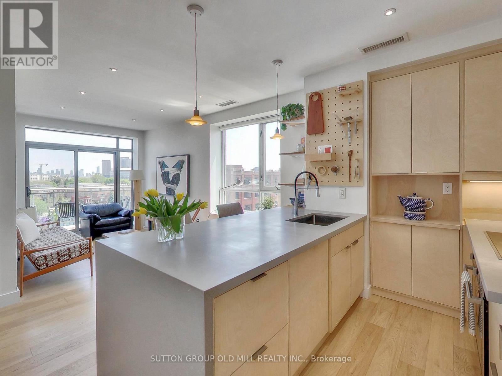 Apartment at 712 - 2495 DUNDAS STREET W, Toronto (High Park North)