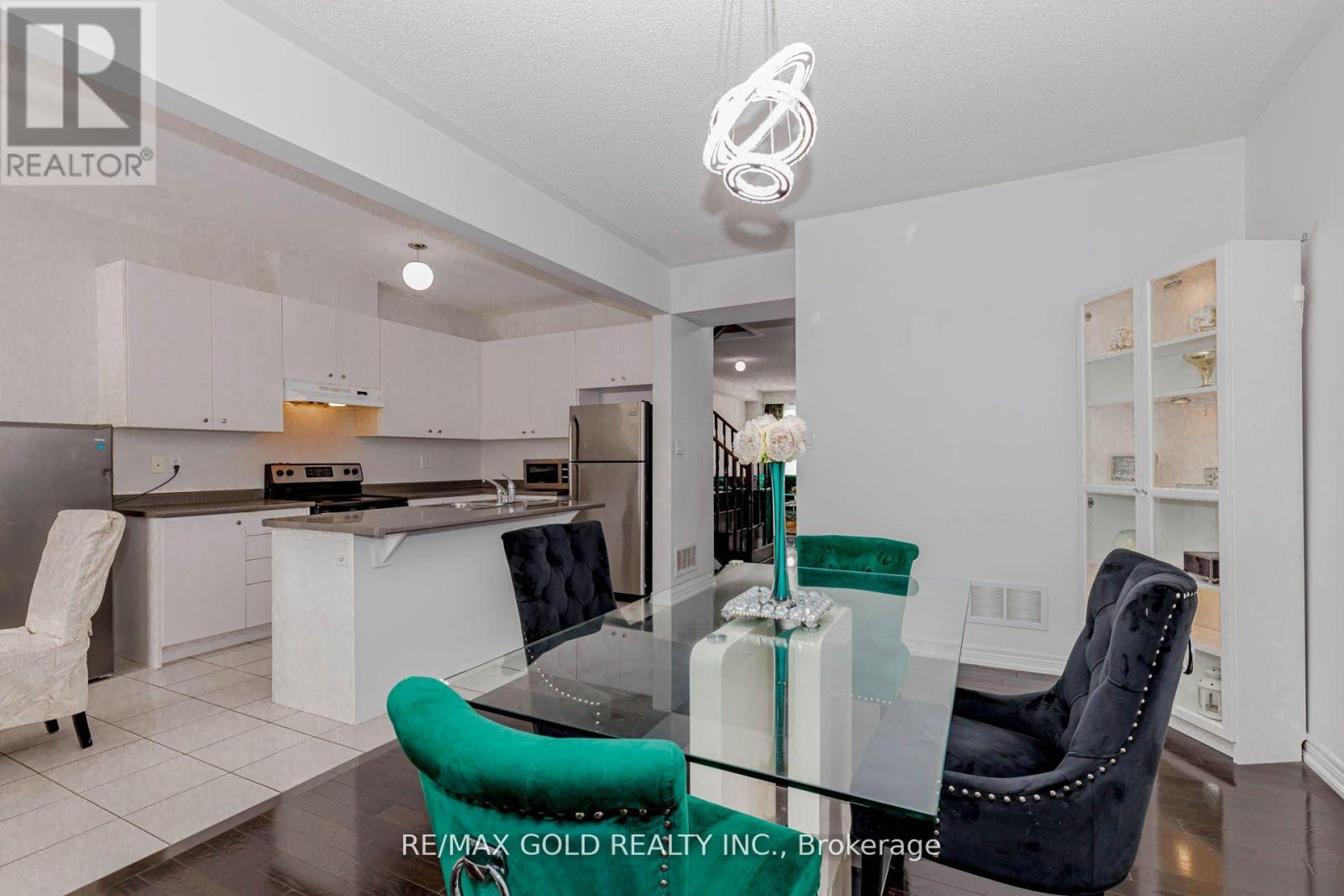 Townhouse at 39 CHESTERWOOD CRESCENT, Brampton