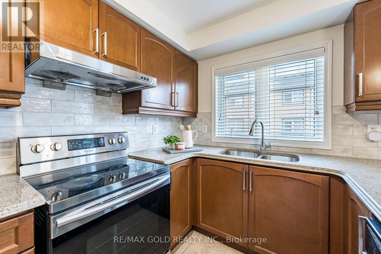 Townhouse at 7 VIEWFORTH ROAD, Brampton