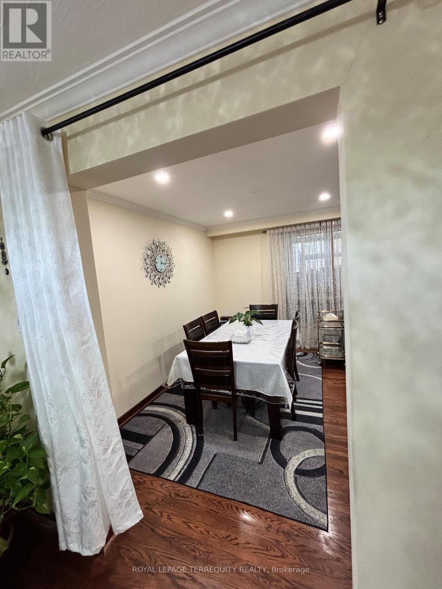 Detached at 28 KEEGAN CRESCENT, Toronto