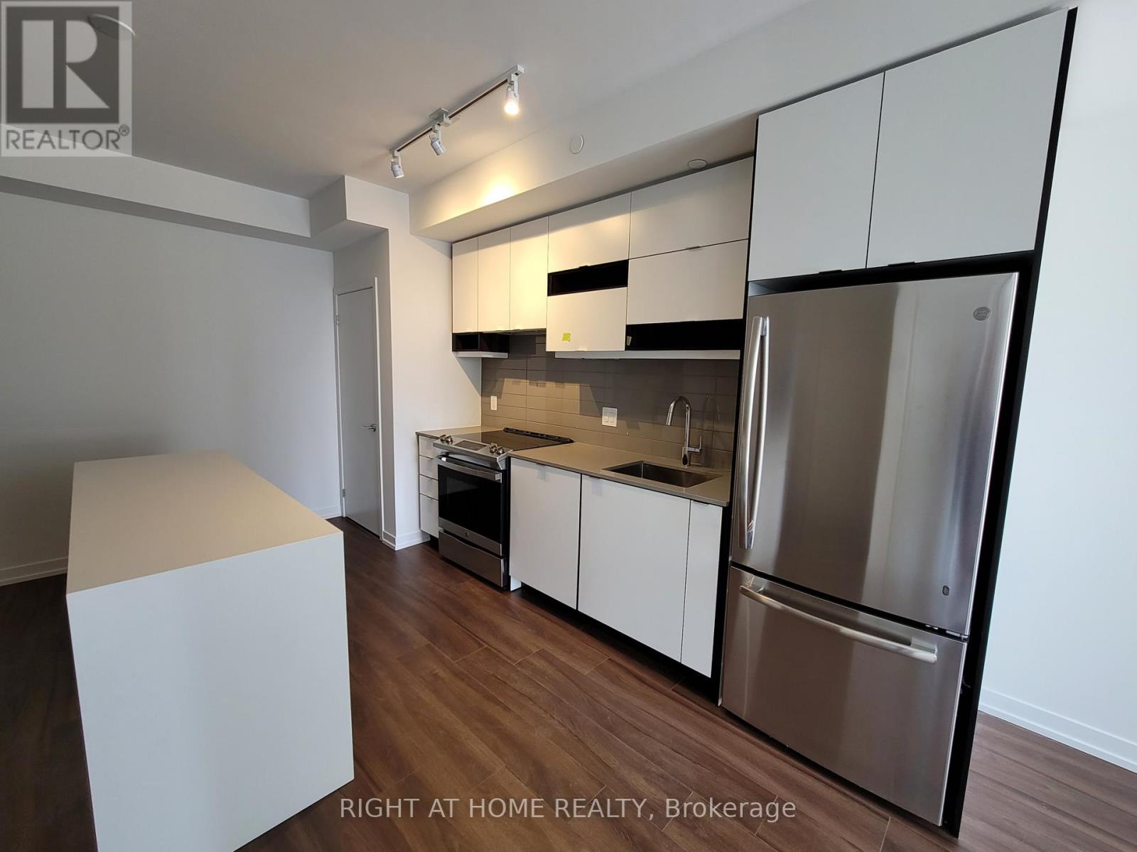 Apartment at 1911 - 4065 CONFEDERATION PARKWAY, Mississauga
