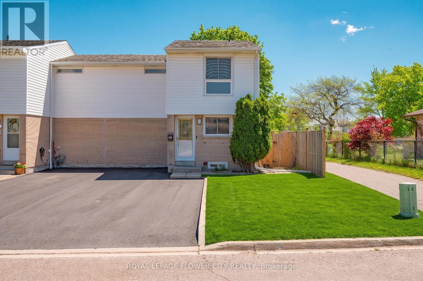 Townhouse at 16 GLENEADEN COURT, Brampton