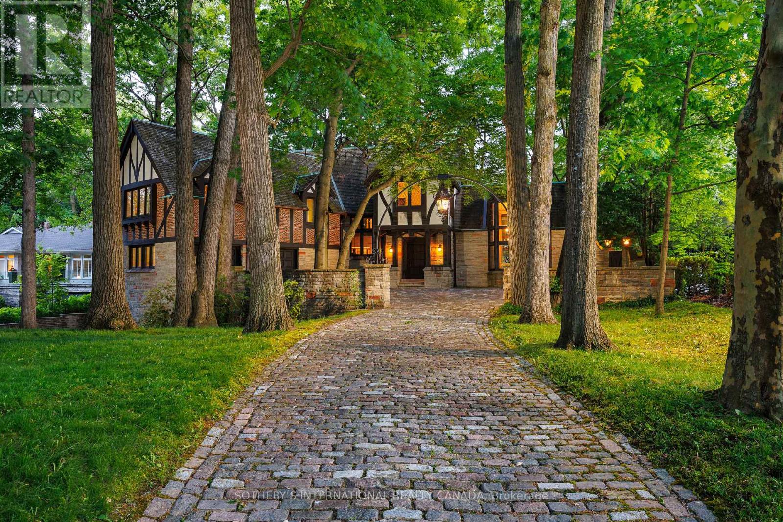 Detached at 38 EDENBROOK HILL, Toronto (Edenbridge-Humber Valley)