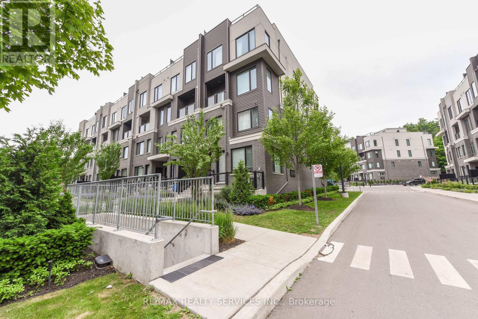 Townhouse at 8 - 3476 WIDDICOMBE WAY, Mississauga