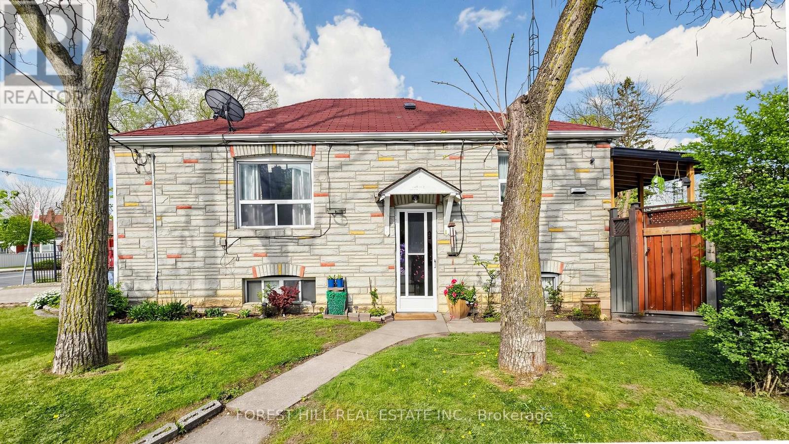 Detached at 2 ELLINS AVENUE, Toronto
