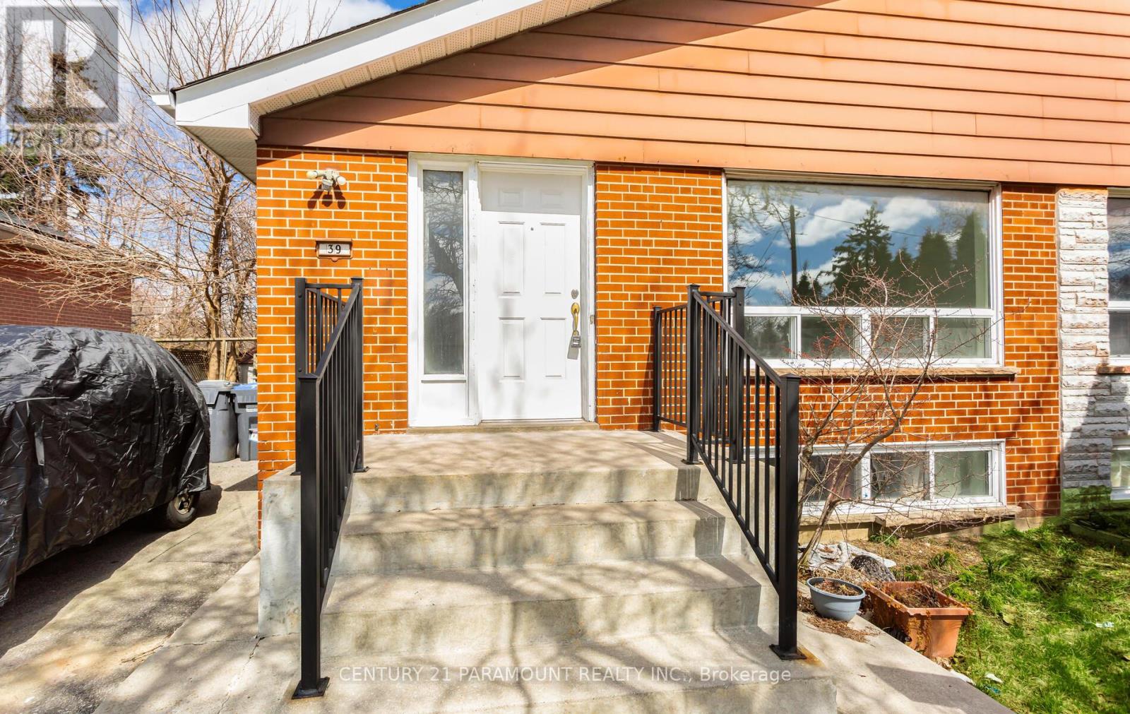Semi-Detached/Link at 39 ALOMA CRESCENT, Brampton (Avondale)